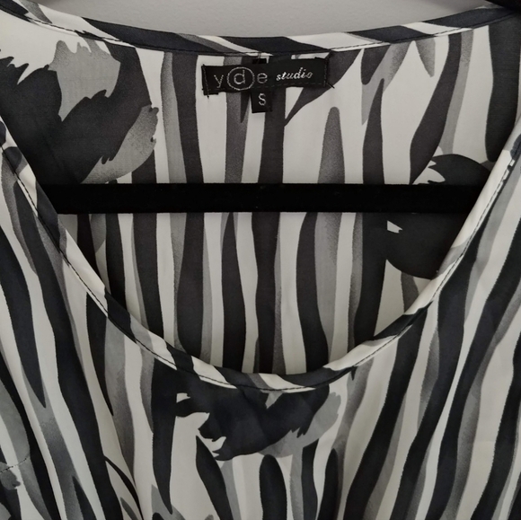 Yde Studio fitted black grey white mini bodycon dress small animal print - Picture 3 of 4